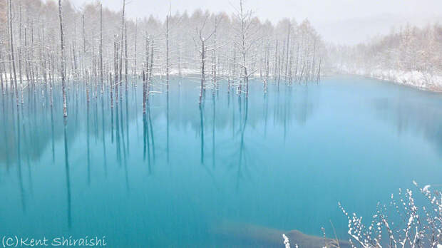 Прозрачная голубая вода.