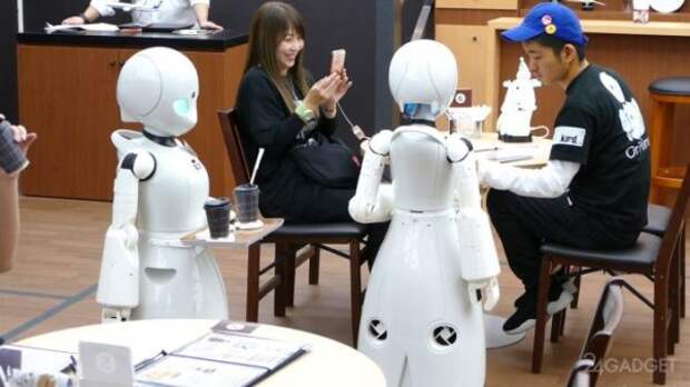 В Японии роботы - официанты в кафе дают работу инвалидам
