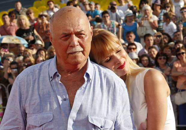 Фильмом открытия стала новая работа режиссера Станислава Говорухина «Конец прекрасной эпохи». На фото: режиссер Станислав Говорухин и актриса Олеся Судзиловская.