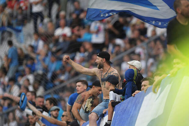 Болельщики "Зенита" забросали игроков "Спартака" бутылками