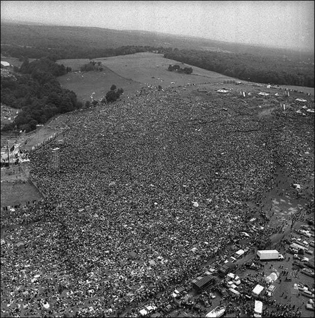 Толпы собираются на первый Вудсток фестиваль, 1969 Историческая фотография, история, факты