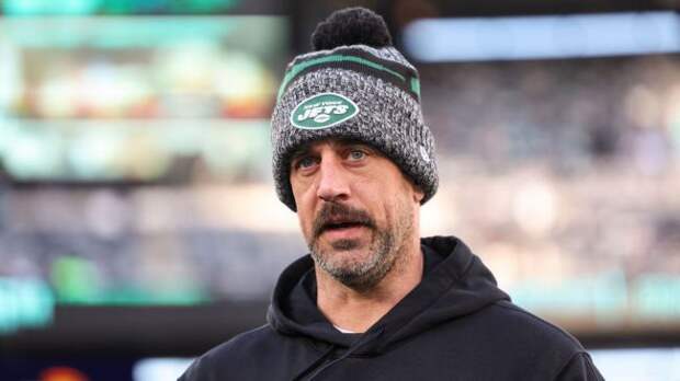 aaron rodgers wearing a jets hat