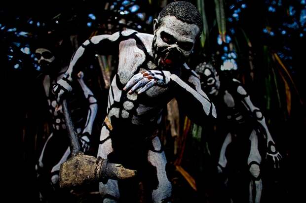 Папуасы гонятся за злым духом леса. фото