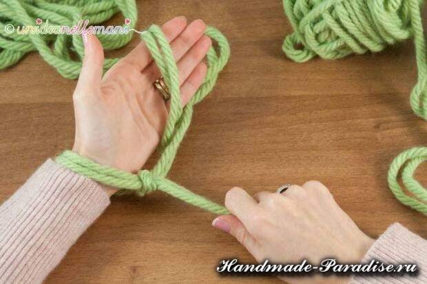 Вязание руками объемного шарфа (12)