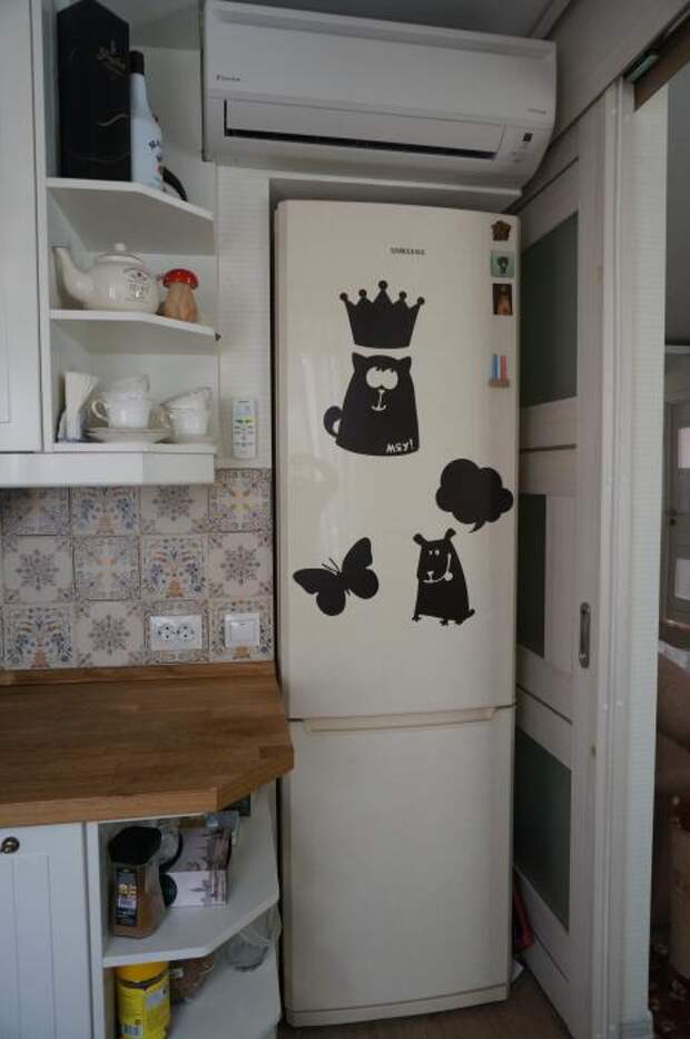 Светлая кухня, декор холодильника на кухне