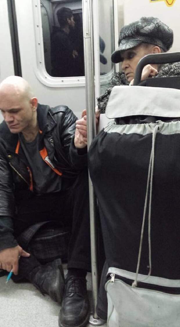 Этот лысый громила начал дебоширить в метро. Но обрати внимание на левую руку старушки... Этот лысый громила начал дебоширить в метро. Но обрати внимание на левую руку старушки...