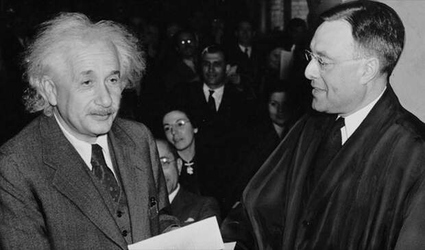 Распространенное заблуждение: Эйнштейн не знал математики.