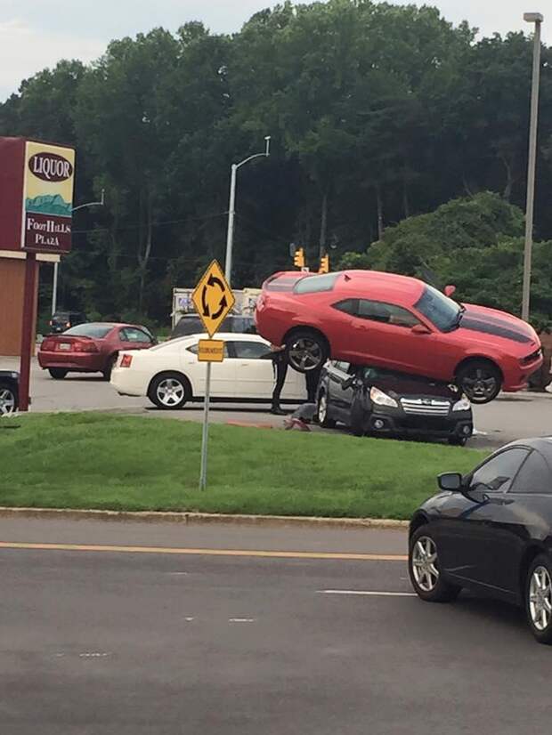 Chevrolet Camaro залетел на крышу Subaru Outback, camaro, chevrolet, subaru, авария, курьез