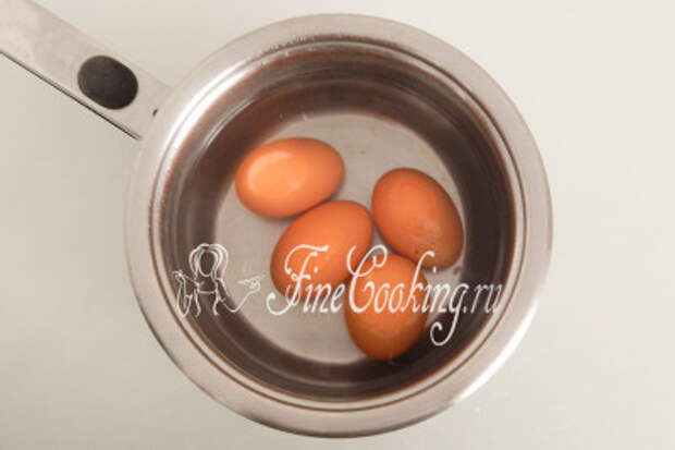 Попутно с овощами ставим вариться куриные яйца (4 штуки) вкрутую - 9-10 минут после закипания на среднем огне