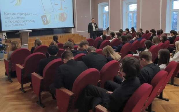 Денис Боков прочитал школьникам лекцию о государственной службе