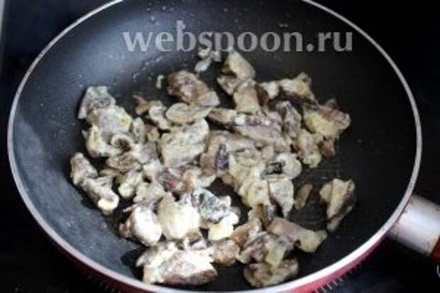 На сковороде разогреть половину грибов.