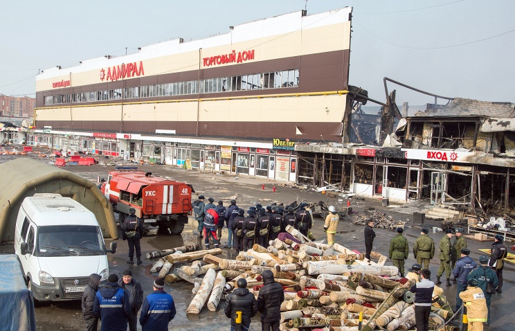 Во время разбора завалов после пожара в торговом центре "Адмирал"