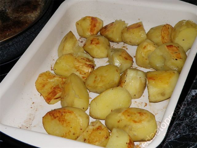 Картофель должен быть чуть сыроват. пошаговое фото этапа приготовления картофеля в духовке