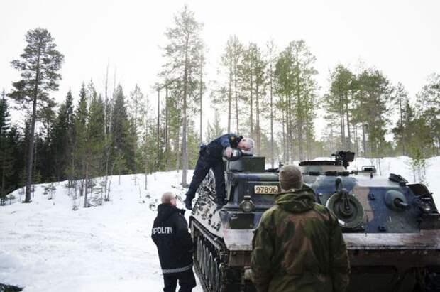 Один человек погиб в ДТП с танком в Норвегии авария, дтп, норвегия, танк