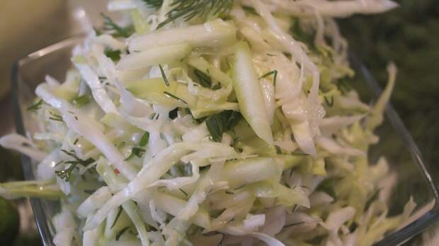 Легкий салат за 10 минут из капусты с кабачком. Это стоит попробовать!