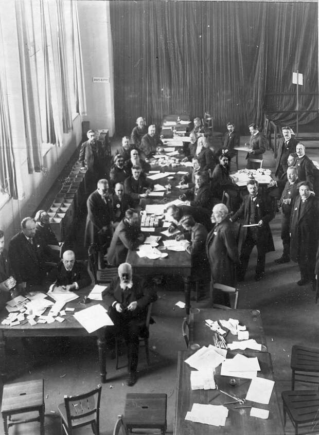 21 марта 1906. Избирательная комиссия по выборам выборщиков за подсчетом голосов в Народном доме Л.Н.Нобеля