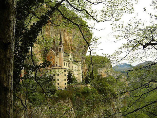 Madonna della Corona (Мадонна делла Корона)