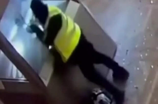 Появились новые детальные кадры ограбления Лувра