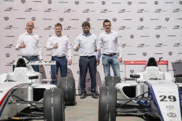 На презентации SMP F4 NEZ Championship в Москве. Слева направо: Афа Хейккинен, организатор чемпионата и директор компании Koiranen GP, Мика Сало, спортивный директор чемпионата, Дмитрий Саморуков, директор программы SMP Racing, Михаил Алешин, пилот SMP Racing.