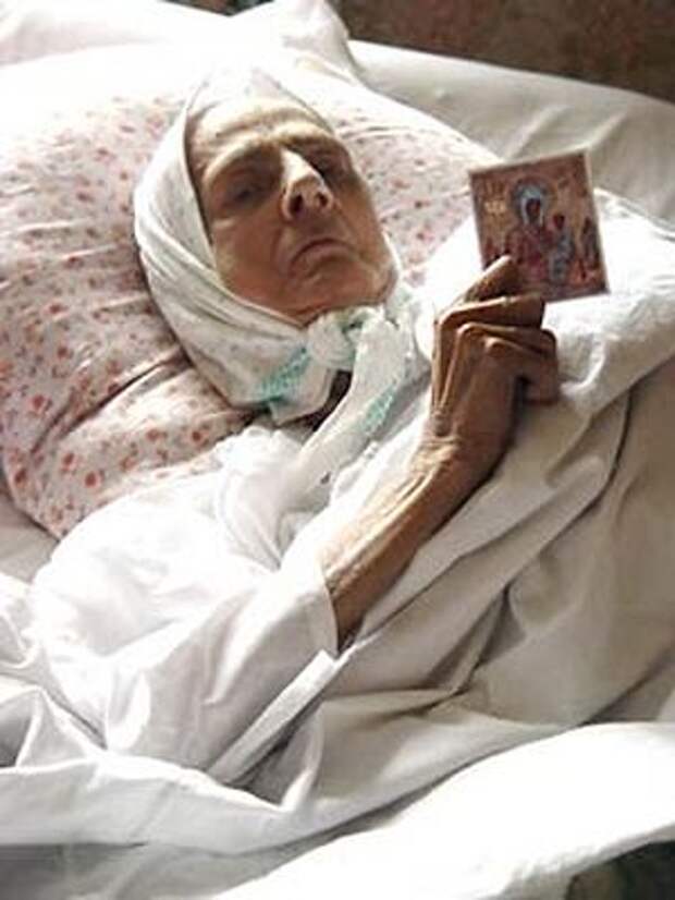 Нина Михайловна Федорова с «Хлебной» иконой Богородицы