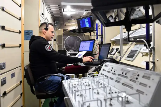 Экономист Колташов назвал радикальный способ борьбы с «утечкой мозгов»