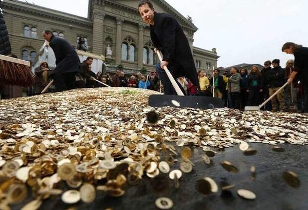 На площадь в Швейцарии привезли целый самосвал монет…
