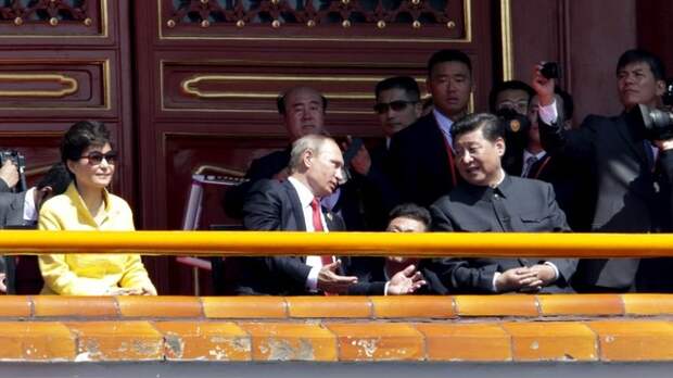 Sina.com: Путин пришел на парад последним на правах друга