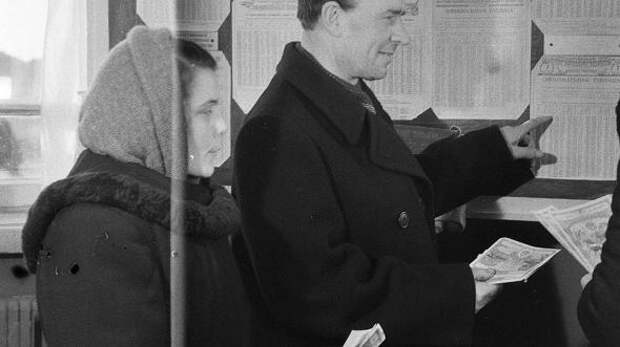 Розыгрыши выигрышей по облигациям осчастливливали такое мизерное количество граждан, что остальные обоснованно считали себя жертвами розыгрыша со стороны государства
