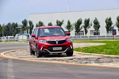 Brilliance V3 в таком ракурсе смотрится достойно. И салон добротный. Вот только подсветка приборов по-прежнему ядовито- синяя