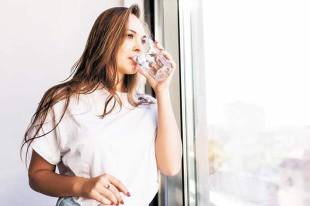 Воду надо пить размеренно и аккуратно