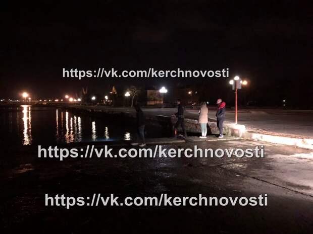 В Керчи с набережной в море съехал автомобиль с людьми