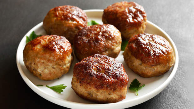 Что добавить в котлеты вместо яйца, чтобы они не развалились и стали сочнее: хитрости опытных хозяек