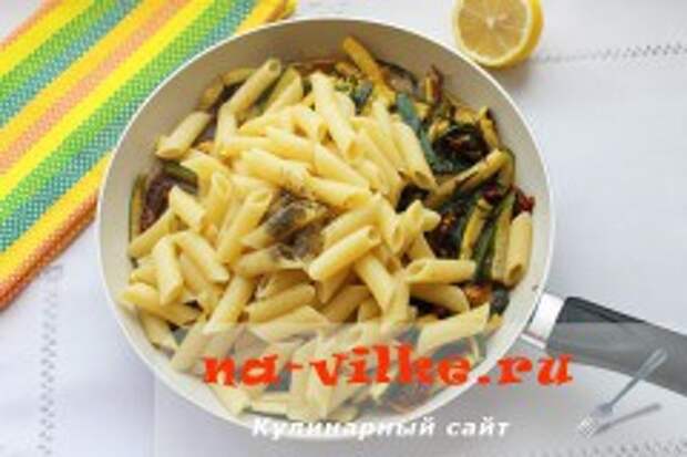 Паста с цукини и вялеными помидорами