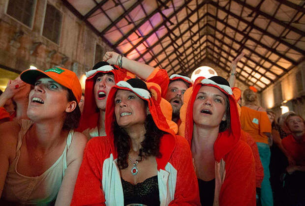 Голландцы смотрят матч Чемпионата мира по футболу 2014 года, сборная Нидерландов играет против сборной Аргентины