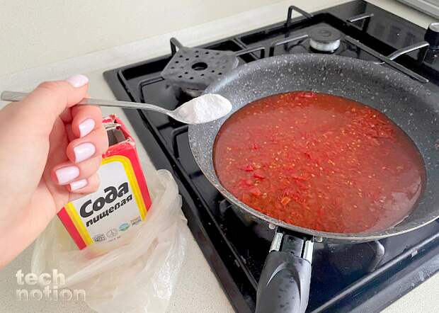 Если томатный соус кислит, добавьте в него соду / Изображение: дзен-канал technotion