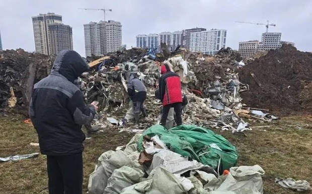 Собственник начал убирать свалку за рязанским ТЦ «Премьер»