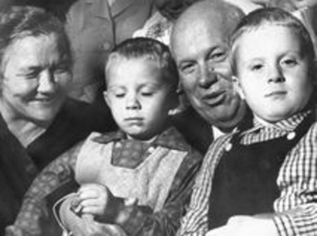 Никита Хрущев с женой и внуками