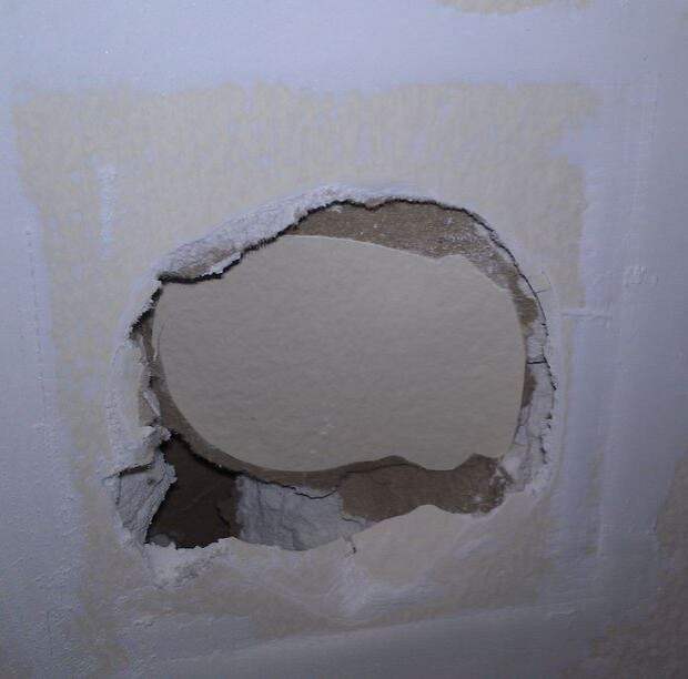 Чем заделать дыру в стене и как это сделать?