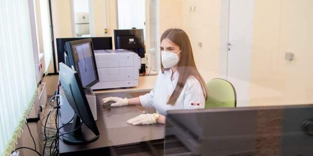 В поликлиниках Москвы теперь проводят телемедконсультации для пациентов с ОРВИ и COVID-19. Фото: Д. Гришкин mos.ru