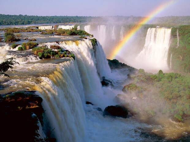 Cascada-Iguacu-şi-un-frumos-curcubeu