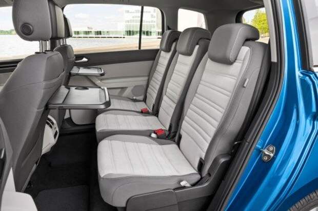 Новый Volkswagen Touran. Во втором ряду – раздельные кресла. Каждое – с индивидуальными регулировками.