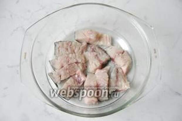 В посуду выложить слой кусочков рыбы шкуркой вниз. Щедро посыпать слоем соли.