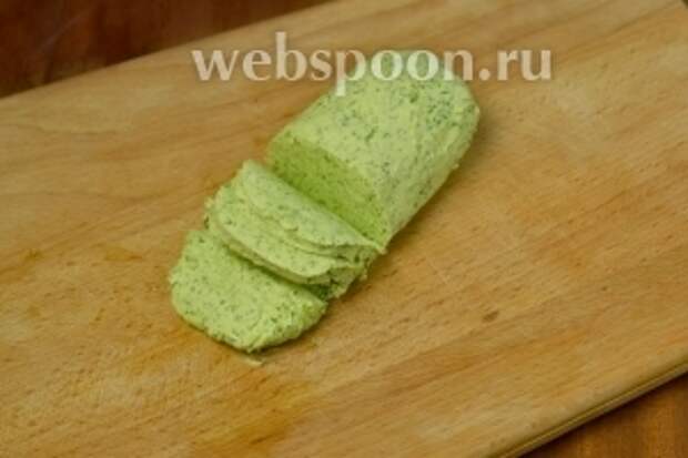 Масло достаём из морозилки и нарезаем не толстыми кружочками или половинками кружков в зависимости от толщины валика масла. Масло должно быть основательно застывшим, чтобы не вытекло при обжаривании котлет.