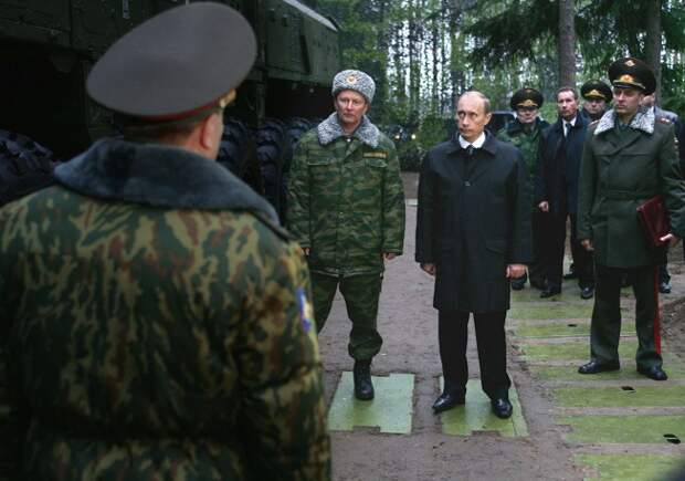 Министр обороны РФ Сергей Иванов и президент России Владимир Путин во время осмотра ПГРК стратегического назначения "Тополь-М" в гвардейской ордена Кутузова II степени дивизии Ракетных войск стратегического назначения в городе Тейково, 2006 г.