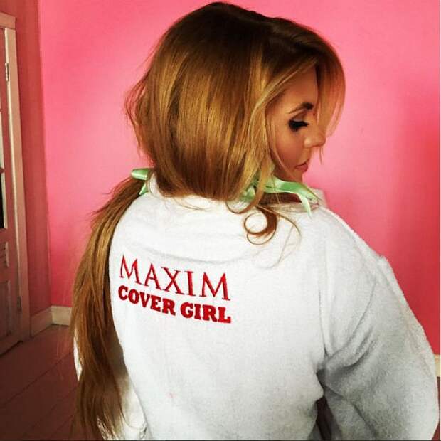 девушка поделилась рабочим кадром со съемочной площадки: Анна сидит в белом халатике, на спине которого написано «MAXIM cover girl».
