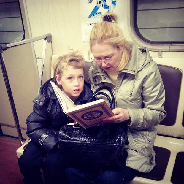 Вот это глазюки, видимо очень интересная сказка  книги, метро, чтение