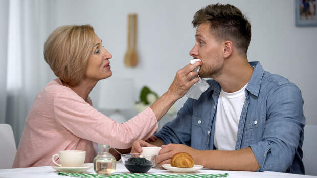 Эти 3 ошибки матери могут испортить жизнь её сыну