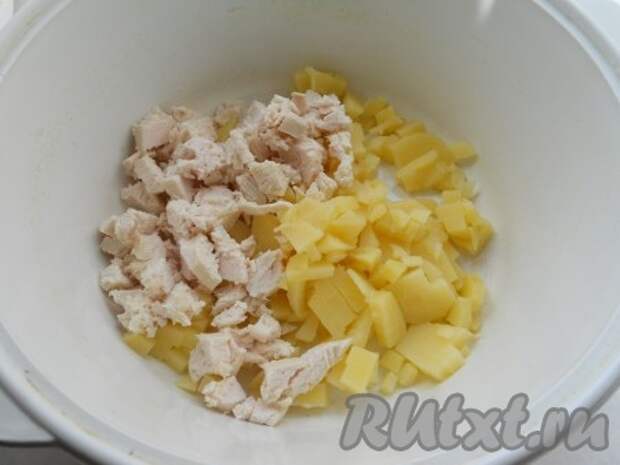 Картофель, яйца и куриное филе отварить обычным способом, остудить. Картошку и яйца очистить. Картофель нарезать кубиками, также порезать и филе. 