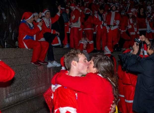 Santacon London 2018: грандиозная попойка Санта-Клаусов в Лондоне