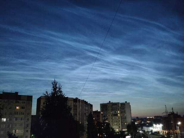 В небе над Тюменью проплывают серебристые облака